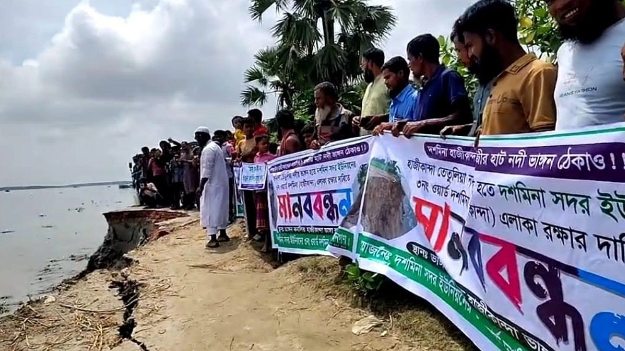 কবর খুঁড়ে অস্থি সরিয়ে নিচ্ছে এলাকাবাসী