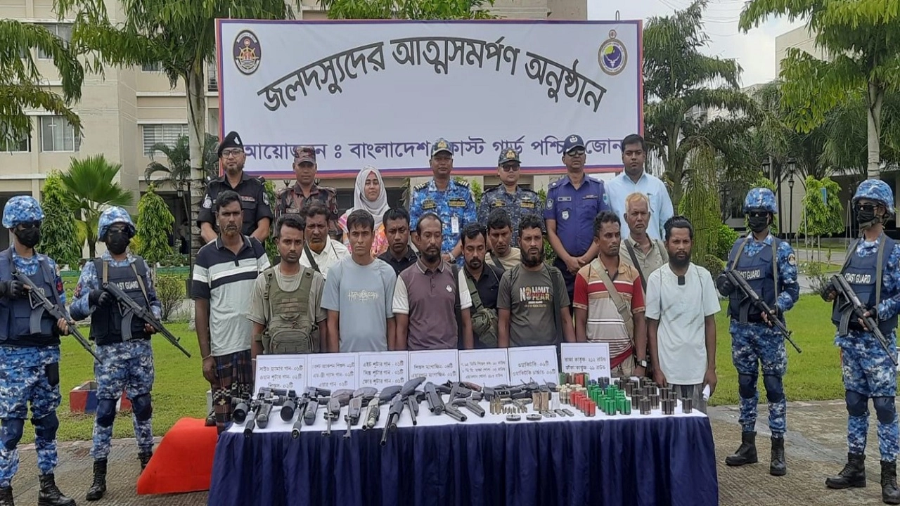 সুন্দরবনের ‘নানা ভাই’ বাহিনীর প্রধানসহ ১২ বনদস্যু আত্মসমর্পণ