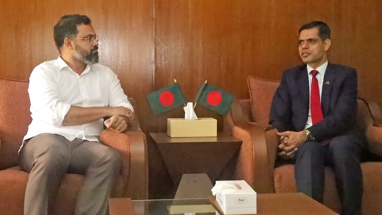 যুব ও ক্রীড়া প্রতিমন্ত্রী আমিনুল হক ও বাংলাদেশে নিযুক্ত নেপালের রাষ্ট্রদূত ঘনশ্যাম ভান্ডারি। ছবি: সংগৃহীত