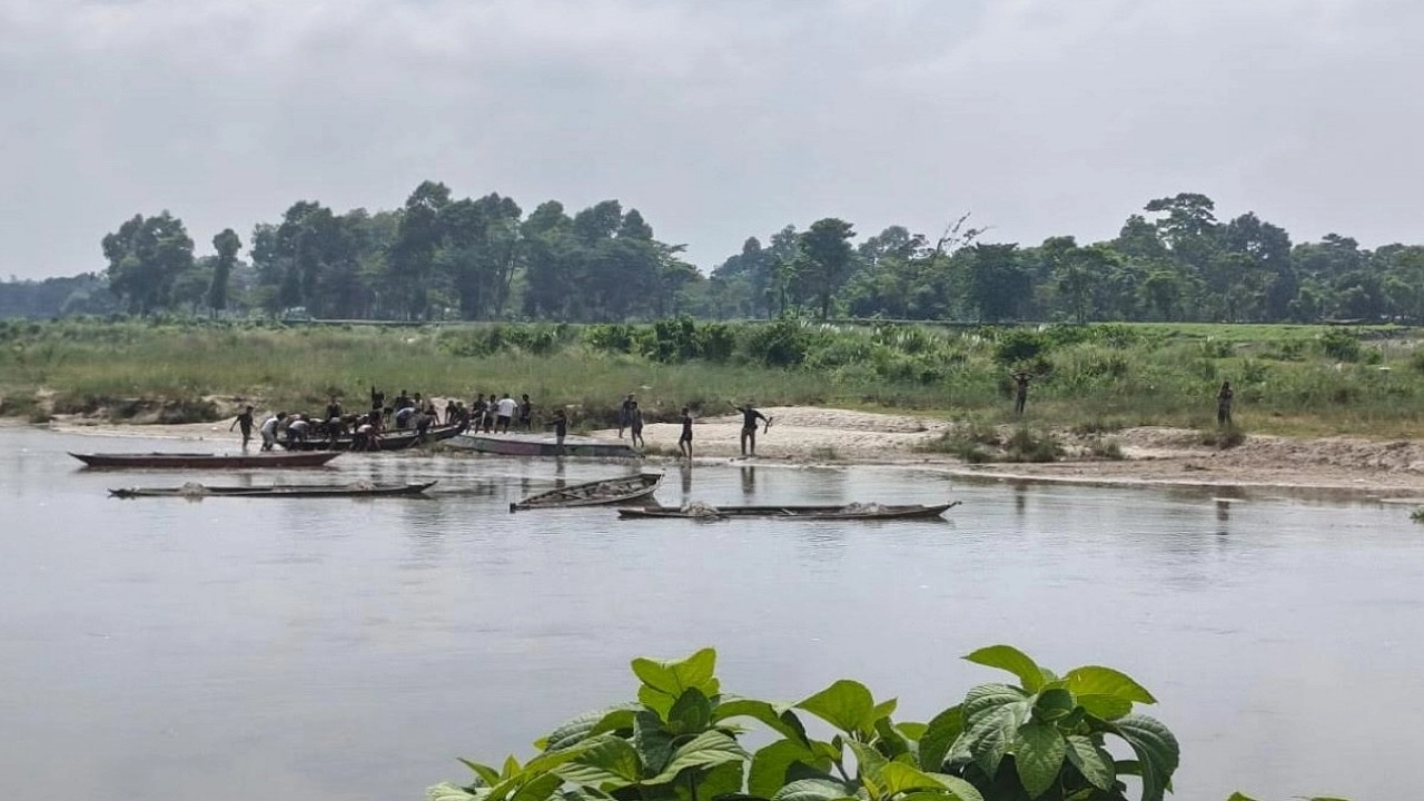 সীমান্তে গুলি ছুড়ে বাংলাদেশিদের চার নৌকা নিয়ে গেল বিএসএফ