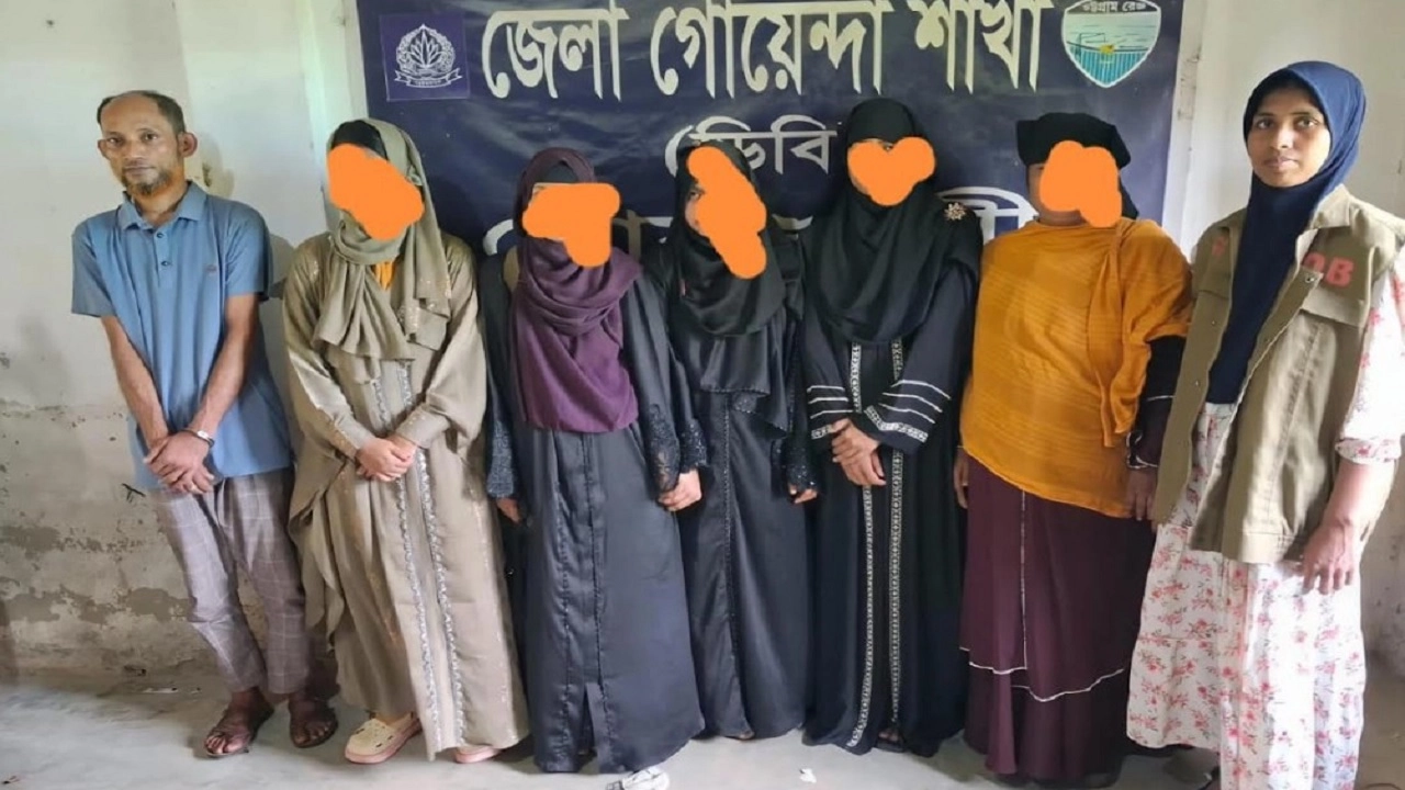 নোয়াখালীতে দুই আবাসিক হোটেল থেকে ১৮ নারী-পুরুষ গ্রেপ্তার
