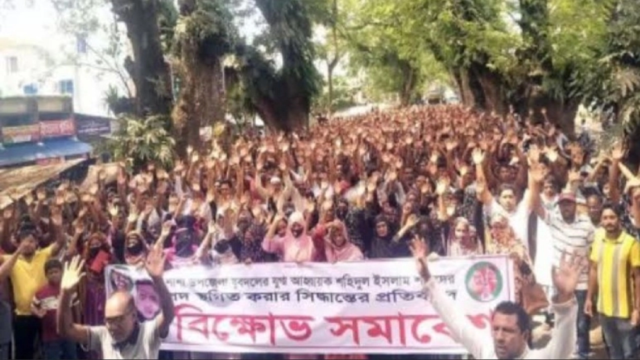 যুবদলে গোল্ড শহীদকে পুনর্বহালের দাবিতে শার্শায় মহাসড়ক অবরোধ