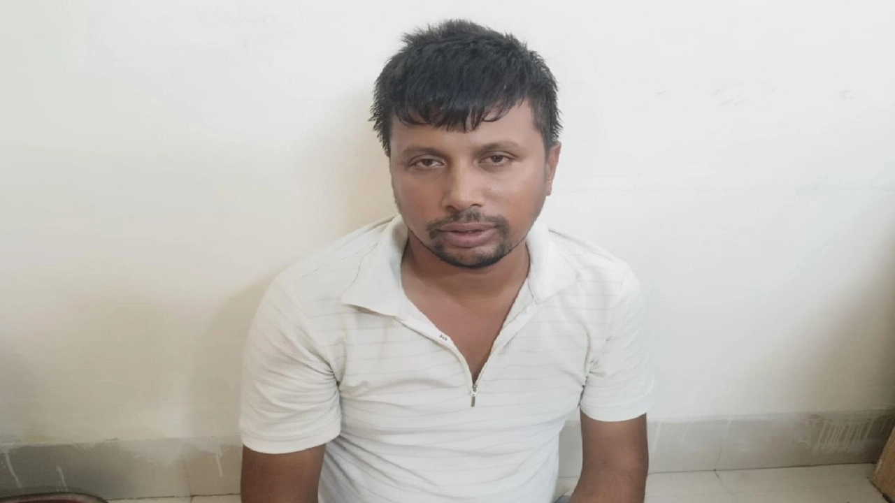ট্রাক আটকে চাঁদা দাবি, ছাত্রদল নেতাসহ আটক ২