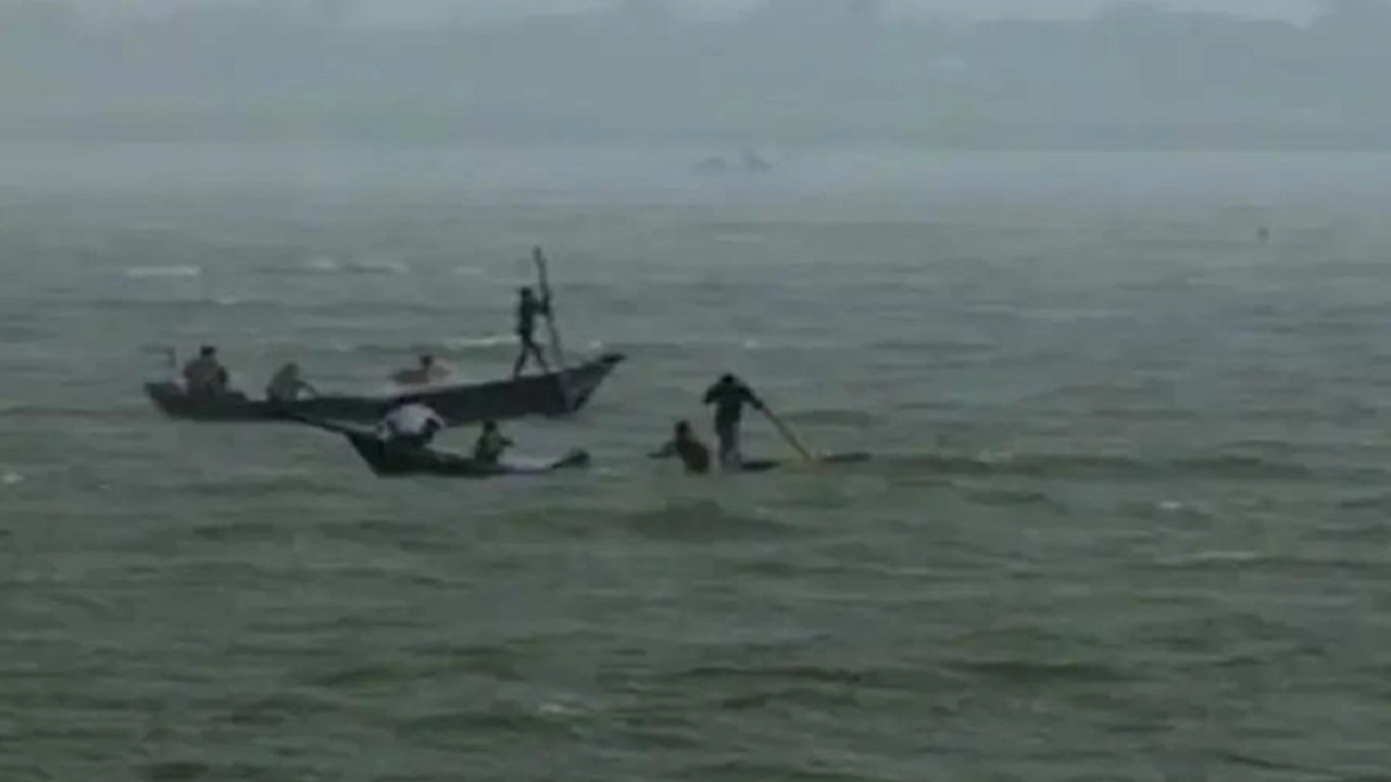 চাঁপাইনবাবগঞ্জে পদ্মায় নৌকাডুবি, বাংলাদেশি ১০ জনকে উদ্ধার করলো বিএসএফ