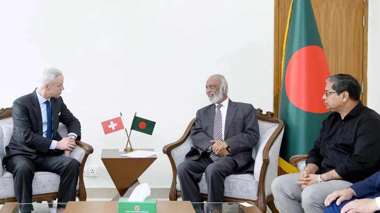 স্থানীয় সরকার, পল্লী উন্নয়ন ও সমবায় মন্ত্রী ড. আবদুল মঈন খানের সাথে আজ মন্ত্রণালয়ে তার অফিসকক্ষে বাংলাদেশে সুইজারল্যান্ডের রাষ্ট্রদূত রেটো রেংগলিরi সাক্ষাৎ করেন। এ সময় প্রতিমন্ত্রী মীর শাহে আলম উপস্থিত ছিলেন