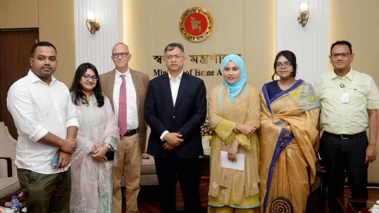 সাইবার অপরাধ ও অনলাইন বুলিং প্রতিরোধে স্বরাষ্ট্রমন্ত্রীর সঙ্গে আইআরআই প্রতিনিধিদলের বৈঠক