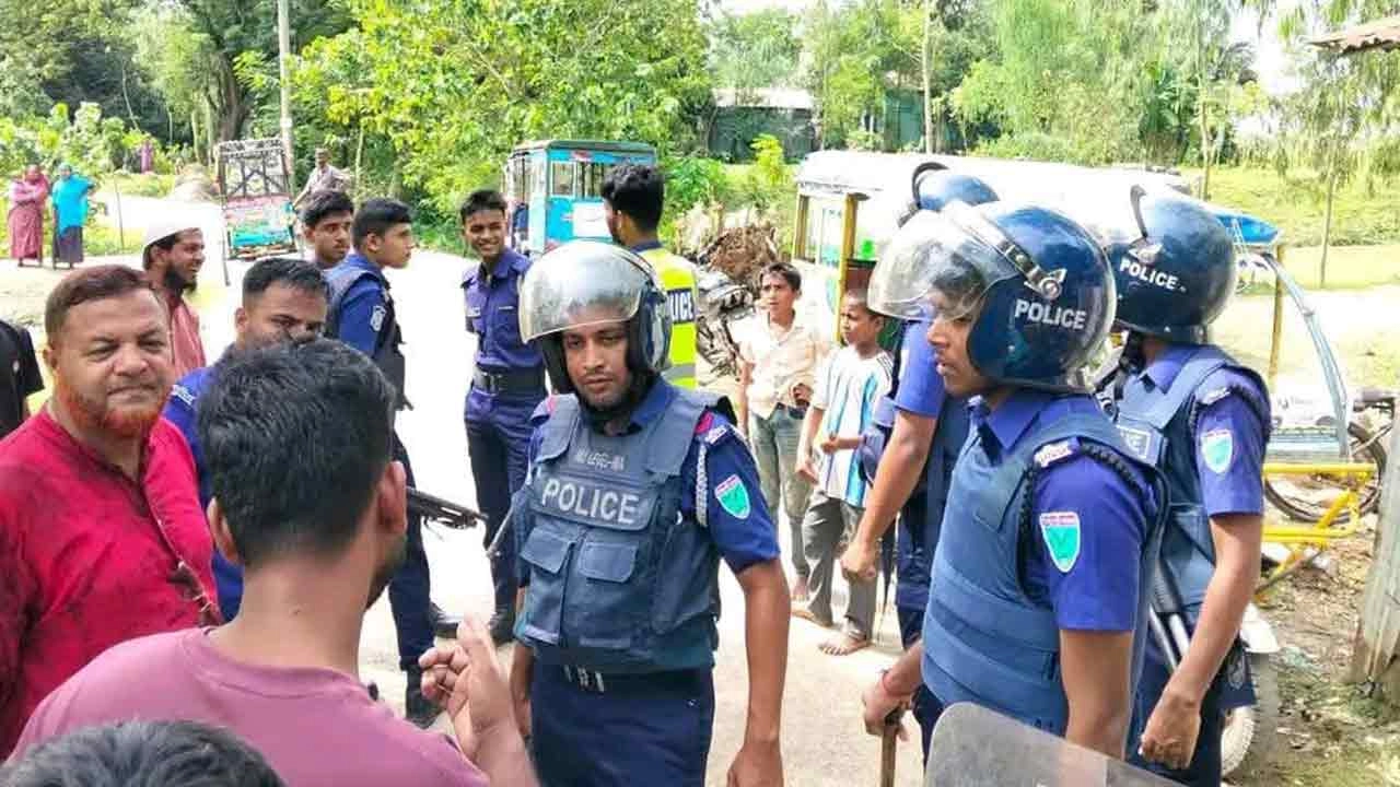 ঘটনাস্থলে পুলিশ
