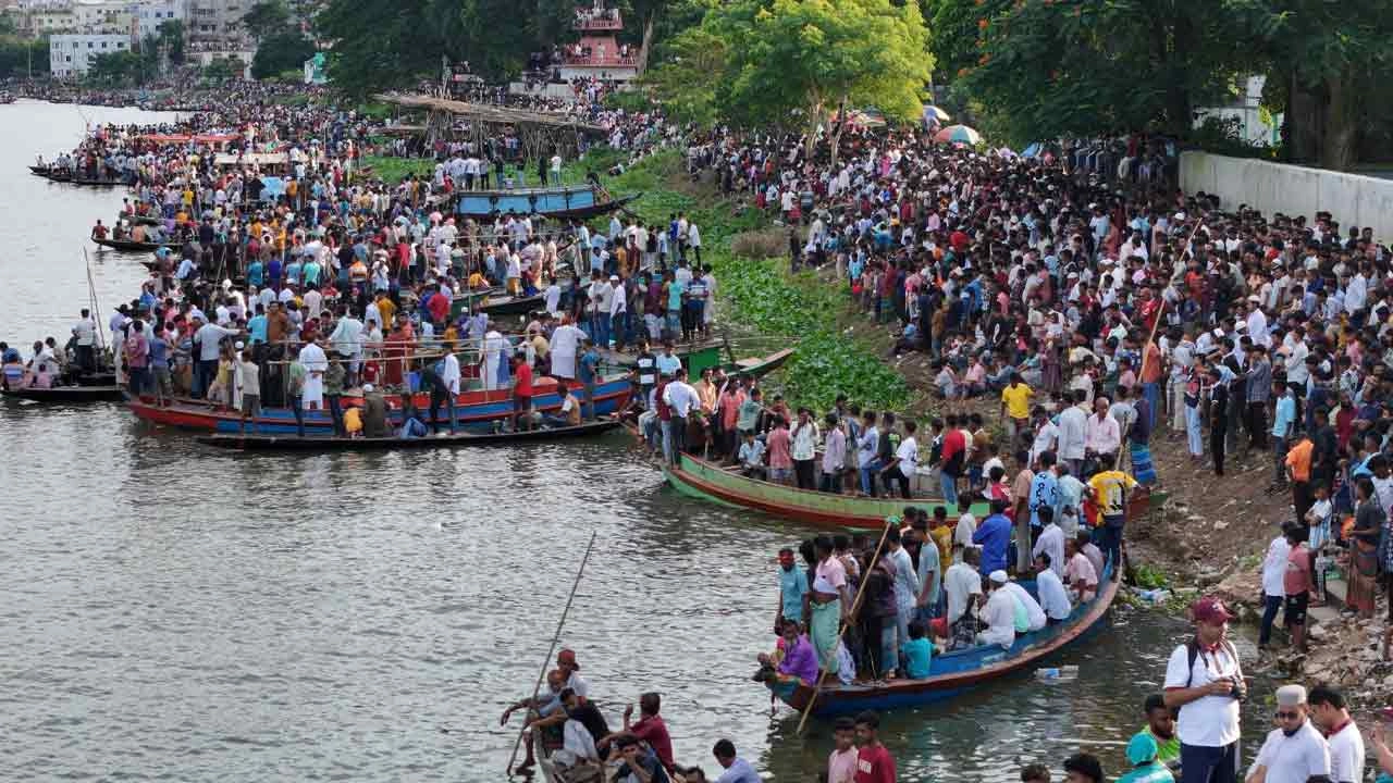 ব্রাহ্মণবাড়িয়ায় তিতাস নদীতে নৌকা বাইচ অনুষ্ঠিত