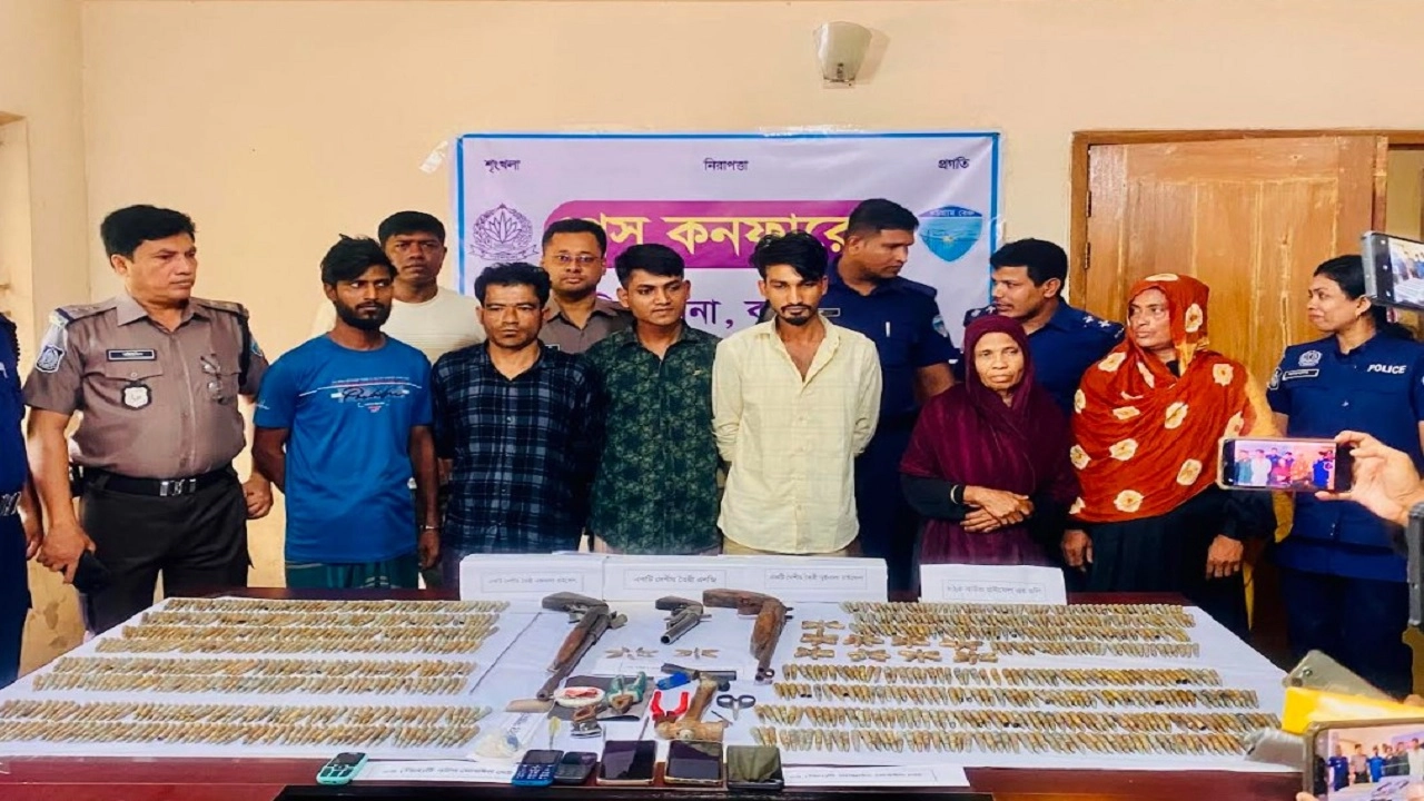 মাতামুহুরীতে অস্ত্রের কারখানার সন্ধান, ৮২৫ রাউন্ড গুলিসহ গ্রেপ্তার ৬