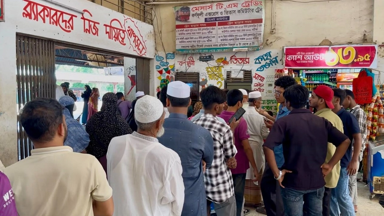 ট্রেনের ২ কাউন্টার কর্মীকে যুবদল নেতার ‘মারধর’, টিকিট বিক্রি বন্ধ