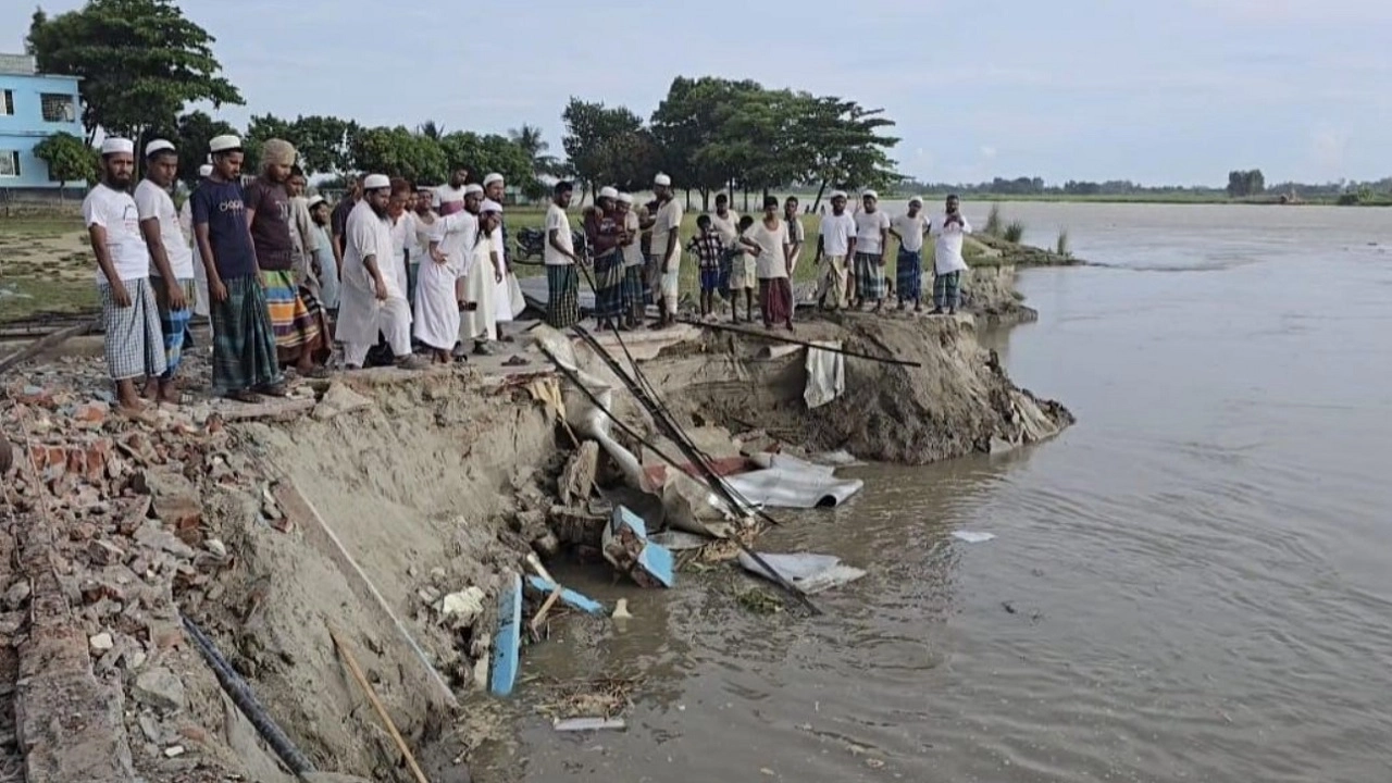 এক রাতেই নদীগর্ভে বিলীন মসজিদ