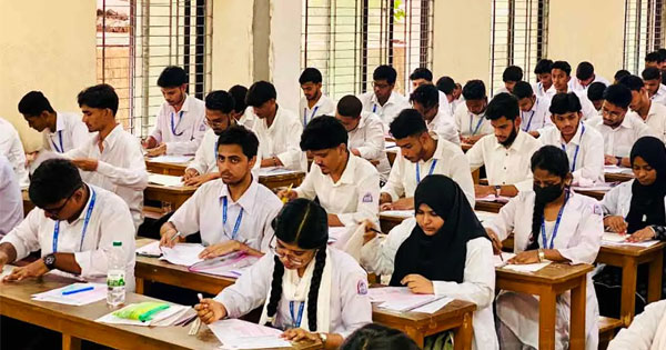 দেশের বন্যা পরিস্থিতি বিবেচনায় এইচএসসি পরীক্ষা স্থগিতের দাবি জানিয়েছেন শিক্ষার্থী ও অভিভাবকেরা। আপনি কি এই দাবির সঙ্গে একমত?