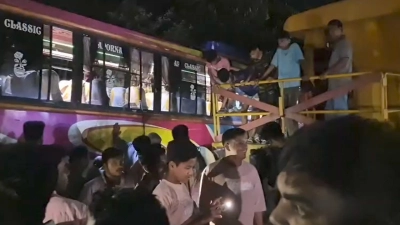 ট্রেন-বাস-মাহেন্দ্রর ত্রিমুখী সংঘর্ষে নিহত ১, আহত অন্তত ৭