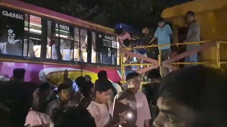 ট্রেন-বাস-মাহেন্দ্রর ত্রিমুখী সংঘর্ষে নিহত ১, আহত অন্তত ৭