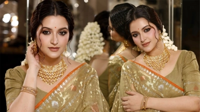 মঞ্চে কাকে দেখে আবেগে কাঁদলেন পরীমনি?