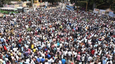 প্রশ্নফাঁসকাণ্ডে ফের উত্তাল ভারত, বিধানসভা অভিমুখে মিছিল