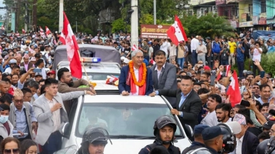 দেশে ফিরলেন নেপালের সাবেক প্রধানমন্ত্রী 