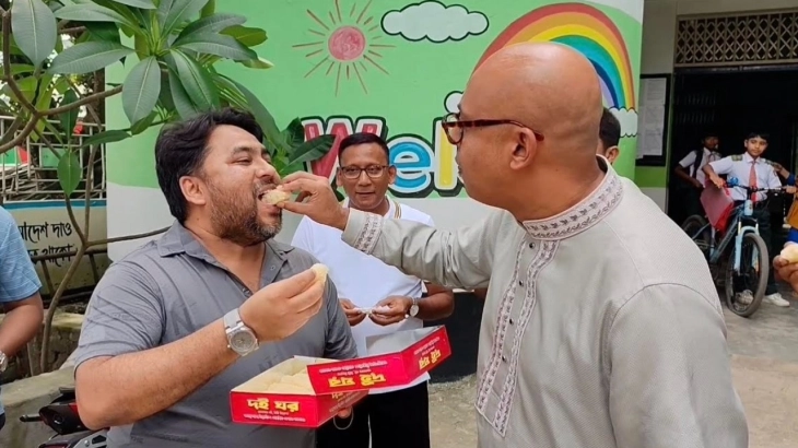 রাষ্ট্রপতি হচ্ছেন মির্জা ফখরুল, ঠাকুরগাঁওয়ে মিষ্টি বিতরণ