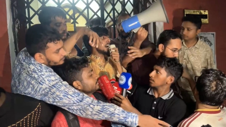 মধ্যরাতে উত্তাল ঢাকা বিশ্ববিদ্যালয়