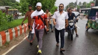 মাথায় কাফনের কাপড়, হাতে অস্ত্র নিয়ে সাবেক ছাত্রদল নেতার মহড়া