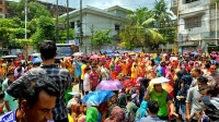 চট্টগ্রামে বকেয়া বেতনের দাবিতে পোশাক শ্রমিকদের সড়ক অবরোধ