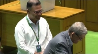 মির্জা ফখরুলকে করতালি দিয়ে অভিনন্দন