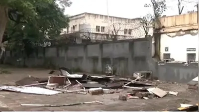 পাকিস্তান হাইকমিশনের বাইরের স্থাপনা গুঁড়িয়ে দিল দিল্লি