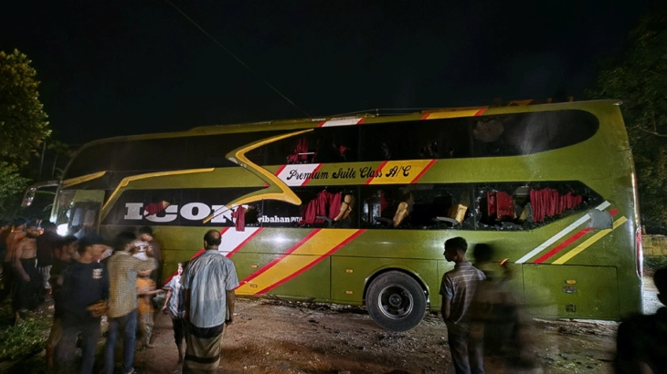 কক্সবাজারে চলন্ত এসি বাসে আগুন