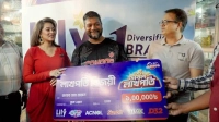 মুন্সিগঞ্জে কাকে লাখ টাকা দিলেন দীঘি?