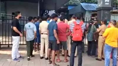 ফোনে কথা বলতে বলতে শিশুর উপর গাড়ি উঠিয়ে দিলেন নারী ড্রাইভার