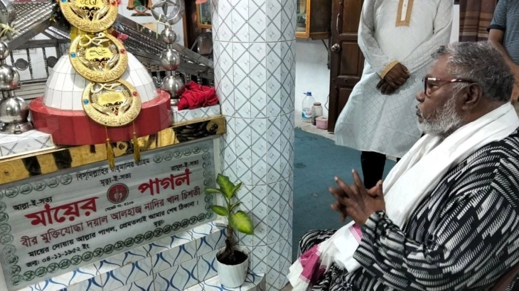 নিজের জন্য কবর খুঁড়ে মৃত্যুর অপেক্ষায় ঢালিউড অভিনেতা