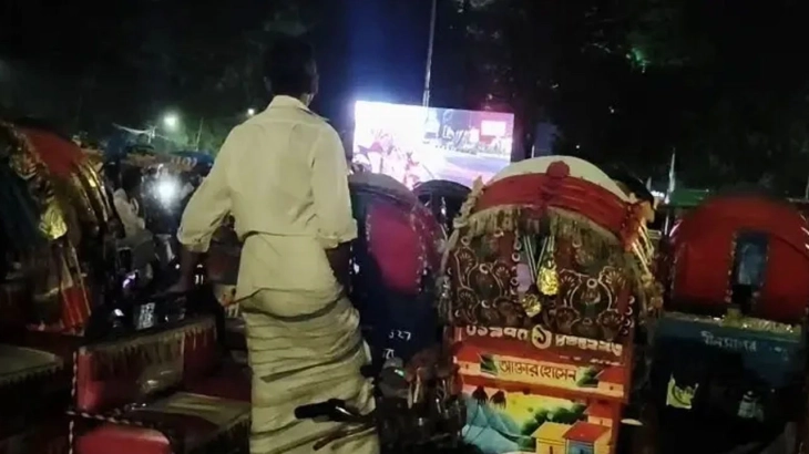 ‘শেখ হাসিনা পালায় না’ শোনে হেসে উঠলেন অর্ধশতাধিক রিকশা চালক